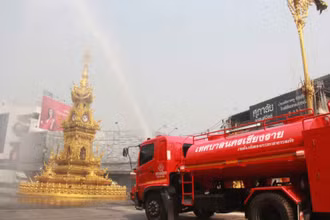 Xe cứu hỏa phun nước để làm sạch khói bụi dày đặc trong không khí tại tỉnh Chiang Mai. (Ảnh: Bưu điện Bangkok)