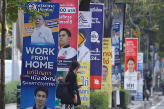 Các biển quảng cáo bầu cử của các đảng phái treo trên đường phố Bangkok. (Ảnh: Bưu điện Bangkok)
