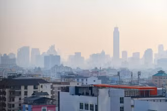 Khói bụi bao phủ bầu trời thủ đô Bangkok, Thái Lan. (Ảnh: NAM ĐÔNG)
