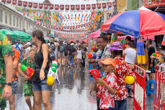 Người dân và du khách tham gia hoạt động té nước trong Tết Songkran ở Bangkok, Thái Lan. (Ảnh: TUẤN ANH)