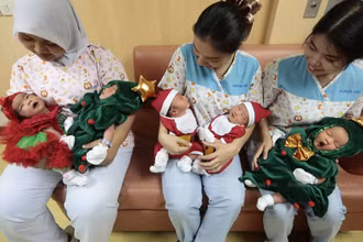 Các y tá đang bế trẻ sơ sinh tại một bệnh viện ở thủ đô Bangkok, Thái Lan. (Ảnh: Bưu điện Bangkok)