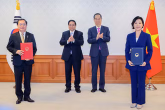 Thủ tướng Phạm Minh Chính và Thủ tướng Han Duck Soo chứng kiến trao Bản ghi nhớ về hợp tác phát triển và trao đổi hệ sinh thái khởi nghiệp đổi mới sáng tạo.