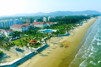 Toàn cảnh bãi biển Hải Tiến.