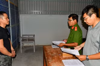 Phòng Cảnh sát hình sự (Công an tỉnh Tiền Giang) tống đạt quyết định tạm giam đối tượng Khuất Duy Hoàng. 