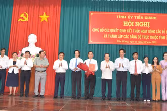 Trao quyết định thành lập Đảng bộ Ủy ban nhân dân tỉnh Tiền Giang.