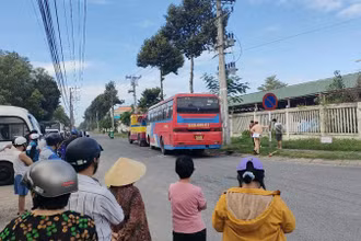 Lực lượng chức năng khám nghiệm hiện trường vụ tai nạn.