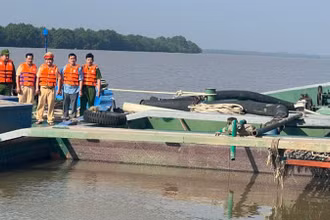 Lực lượng chức năng bắt giữ phương tiện khai thác cát trái phép trên địa bàn tỉnh Tiền Giang.