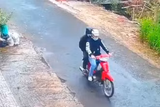 Hai đối tượng cướp tiệm vàng bị camera an ninh ghi lại.