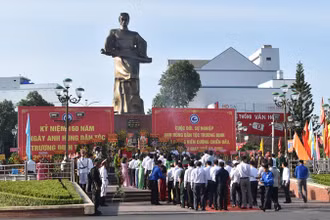 Cán bộ và người dân đến dâng hương, dâng hoa tại tượng đài Anh hùng dân tộc Trương Định ở thành phố Gò Công, tỉnh Tiền Giang.
