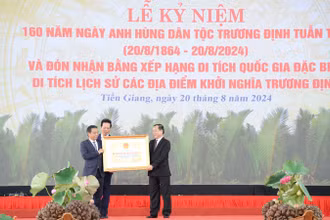 Trao Bằng xếp hạng Di tích quốc gia đặc biệt các địa điểm Khởi nghĩa Trương Định cho tỉnh Tiền Giang.