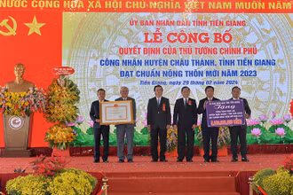 Lãnh đạo huyện Châu Thành nhận Quyết định của Thủ tướng Chính phủ công nhận đạt chuẩn nông thôn mới. 
