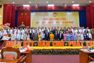 Đại biểu chụp ảnh lưu niệm cùng 82 vị Ủy ban Mặt trận Tổ quốc Việt Nam tỉnh Tiền Giang lần thứ XI nhiệm kỳ 2024-2029. 