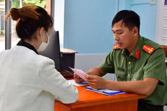 Đại diện Phòng An ninh mạng và Phòng, chống tội phạm sử dụng công nghệ cao triển khai quyết định xử phạt.