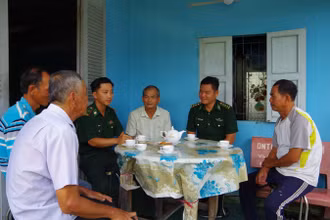 Bộ đội Biên phòng Tiền Giang tuyên truyền các chủ trương, chính sách về biển đảo cho người dân trong khu vực biên giới biển.