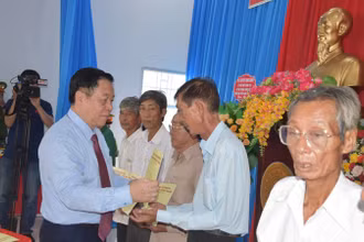 Đồng chí Nguyễn Trọng Nghĩa tặng quà cho các gia đình chính sách.