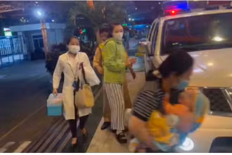Tổ Cảnh sát giao thông cao tốc dùng xe đặc chủng đưa bệnh nhi đi cấp cứu tại bệnh viện.