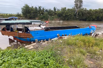 Chiếc ghe gỗ bị cơ quan công an tạm giữ.