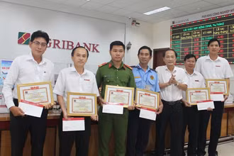 Trao giấy chứng nhận và tiền thưởng cho 6 cá nhân có thành tích bảo vệ tài sản của ngân hàng.