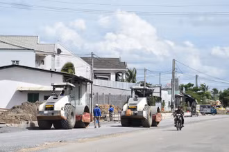 Một số phương tiện thi công trên dự án.