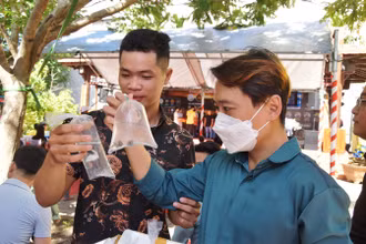 Người dân thành phố Mỹ Tho (Tiền Giang) lựa chọn cho mình những con cá bảy màu ưng ý tại cuộc thi.