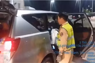 Lực lượng Cảnh sát giao thông hỗ trợ đưa chị Xuân và 2 cháu vào bệnh viện.