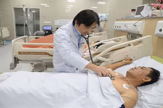 Bác sĩ thăm khám cho bệnh nhân Nguyễn Công Nh.