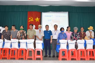 Eximbank Tiền Giang trao quà cho các hộ nghèo tại thành phố Mỹ Tho (Tiền Giang).