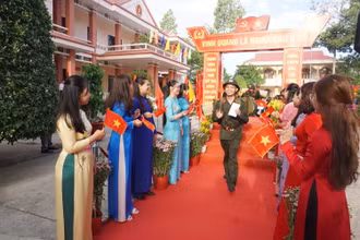 Thanh niên hăng hái lên đường nhập ngũ.