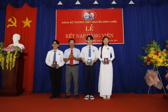 Kết nạp đảng viên là học sinh tại Trường Trung học phổ thông Nguyễn Đình Chiểu (thành phố Mỹ Tho, Tiền Giang). 