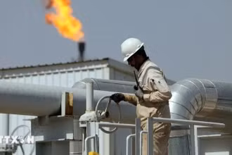 Nhân viên làm việc tại cơ sở khai thác dầu ở Wasit, Iraq. (Ảnh: THX/TTXVN)