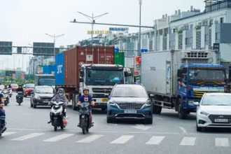 Một nút giao thông được giám sát bằng camera.
