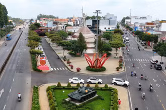 Tượng đài Chiến thắng Long Khánh nằm bên Quốc lộ 1A ngang qua trung tâm thành phố Long Khánh, ghi tạc chiến công lịch sử của quân dân Long Khánh trong chiến dịch Xuân Lộc-Long Khánh từ ngày 9-21/4/1975.