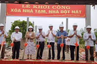 Các đại biểu thực hiện nghi thức khởi công.