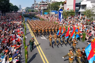 Đoàn diễu binh, diễu hành trên đường phố trong sự chào đón của hàng chục nghìn người dân. (Ảnh: TUẤN HUY)