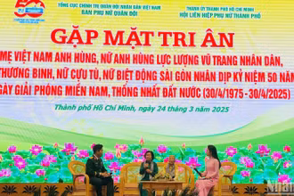 Giao lưu nhân chứng lịch sử. (Ảnh: CHI MAI)