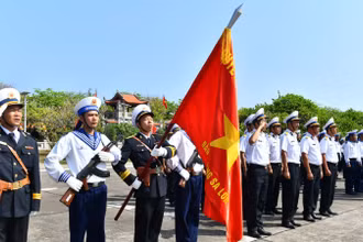 Lễ chào cờ trên đảo Trường Sa. (Ảnh: ĐĂNG KHOA)