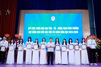 Đại diện Ban tổ chức Diễn đàn "Hợp tác và phát triển" trao quà tặng các sinh viên Học viện Tài chính xuất sắc, có thành tích nghiên cứu-đổi mới sáng tạo.