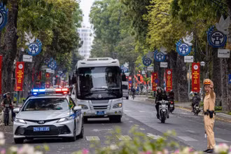 Cảnh sát giao thông Hà Nội làm nhiệm vụ dẫn đoàn và bảo đảm giao thông trên địa bàn Thủ đô. (Ảnh: TRƯỜNG THẮNG)