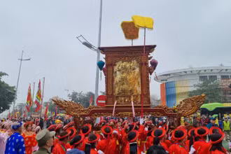 Người dân rước kiệu thánh ra sông Hồng làm lễ rước nước tại Lễ hội Đình Nhật Tân. (Ảnh: DIỆP VÂN)