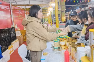 Người tiêu dùng mua sản phẩm OCOP tại Festival nông sản, sản phẩm OCOP Hà Nội lần 3 năm 2024.