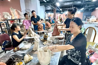 Làm gốm nghệ thuật tại làng gốm Bát Tràng.