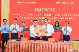 Đồng chí Lê Quốc Minh, Tổng Biên tập Báo Nhân Dân và đồng chí Phạm Gia Túc, Bí thư Tỉnh ủy Nam Định ký kết Chương trình phối hợp tuyên truyền giai đoạn 2023-2025.