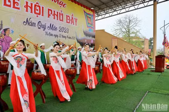 Một tiết mục văn nghệ trong buổi khai mạc lễ hội Phủ Dầy (xã Kim Thái, huyện Vụ Bản, tỉnh Nam Định) năm 2023.