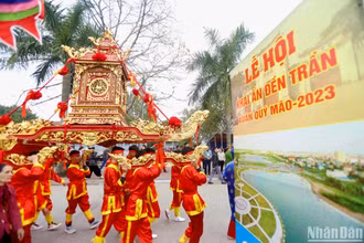 Lễ rước kiệu Ngọc Lộ, đưa bát hương thờ Phật hoàng Trần Nhân Tông từ chùa Phổ Minh sang đền Thiên Trường được tổ chức trang trọng, đậm bản sắc văn hóa truyền thống.