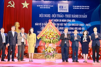 Các đồng chí lãnh đạo tỉnh Nam Định tặng hoa chúc mừng hội nghị kỷ niệm 20 năm Công ước Bảo vệ di sản văn hóa phi vật thể của UNESCO (2003-2023).