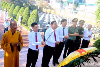 Các đại biểu tỉnh Nam Định dâng hương, đặt vòng hoa viếng các Anh hùng liệt sĩ tại Nghĩa trang Liệt sĩ thành phố Nam Định.