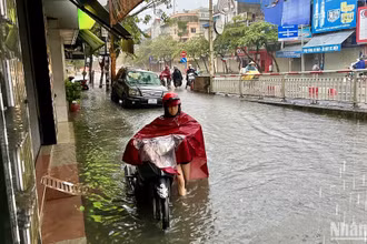 Mưa to không ngớt trong nhiều giờ khiến nước dâng cao, gây ngập sâu ở các khu vực trũng thấp tại thành phố Nam Định.