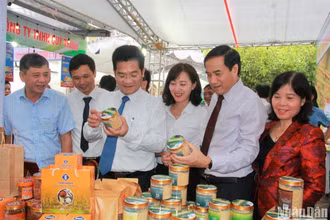Các đại biểu tỉnh Nam Định tham quan các gian hàng tại Tuần lễ giới thiệu nông sản an toàn năm 2023.