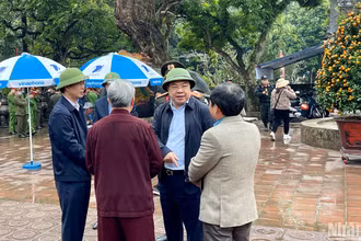 Đồng chí Phạm Gia Túc, Bí thư Tỉnh ủy Nam Định có mặt tại Đền Trần để chỉ đạo, động viên các lực lượng làm nhiệm vụ bảo đảm an ninh, trật tự trong đêm khai ấn.