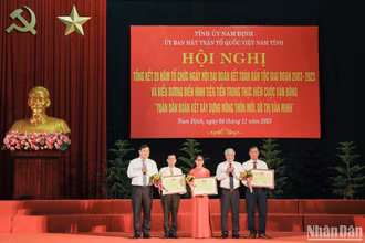 Đồng chí Đỗ Văn Chiến và đồng chí Phạm Gia Túc trao Bằng khen cho đại diện các Ban công tác Mặt trận khu dân cư tiêu biểu có thành tích xuất sắc trong 20 năm tổ chức Ngày hội Đại đoàn kết toàn dân tộc.
